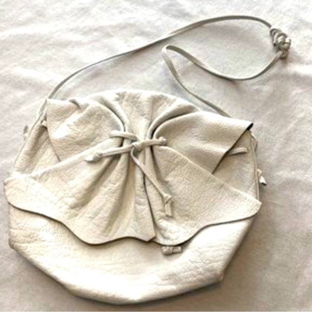 ⭐️ Susan Gail vintage mid century white genuine leather circlular shoulder bag
